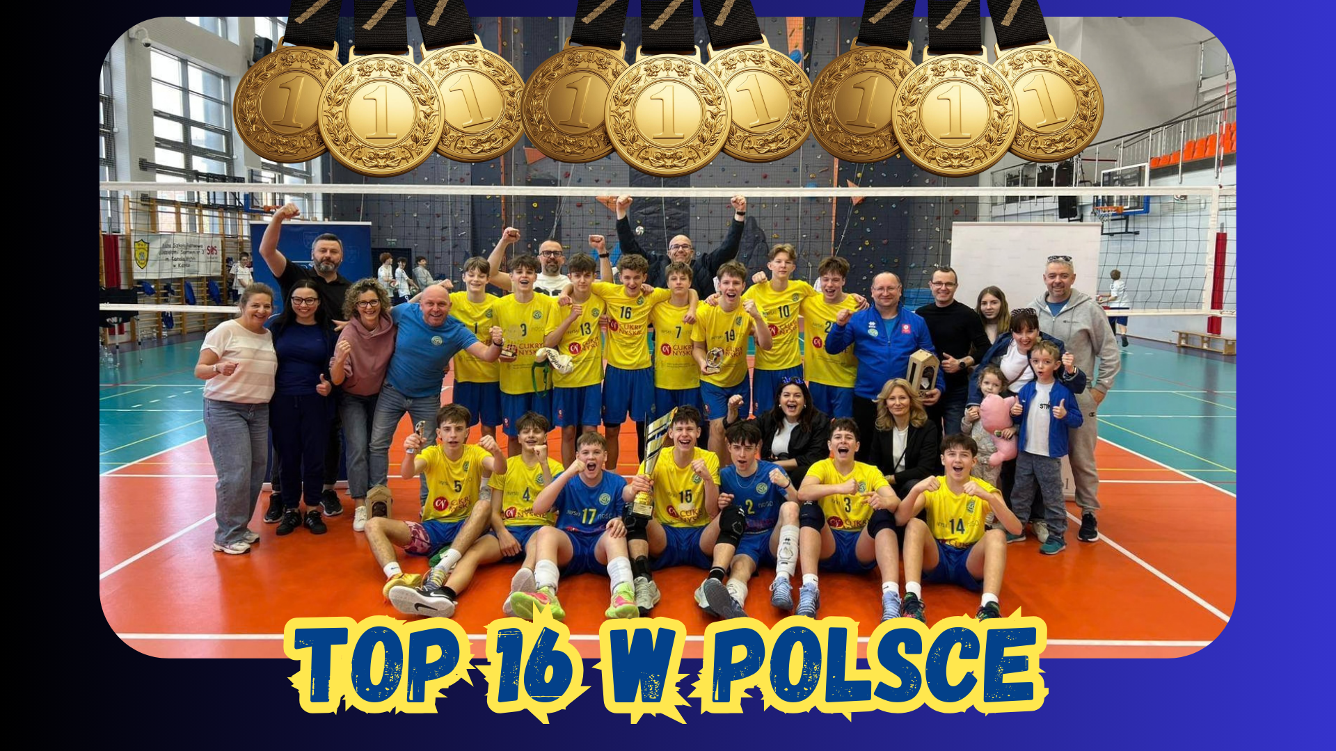 Kolaż zdjęć przedstawiający uczniów podczas wygranego ćwierćfinału Młodzieżowych Mistrzostw Polski Młodzików w piłce siatkowej.